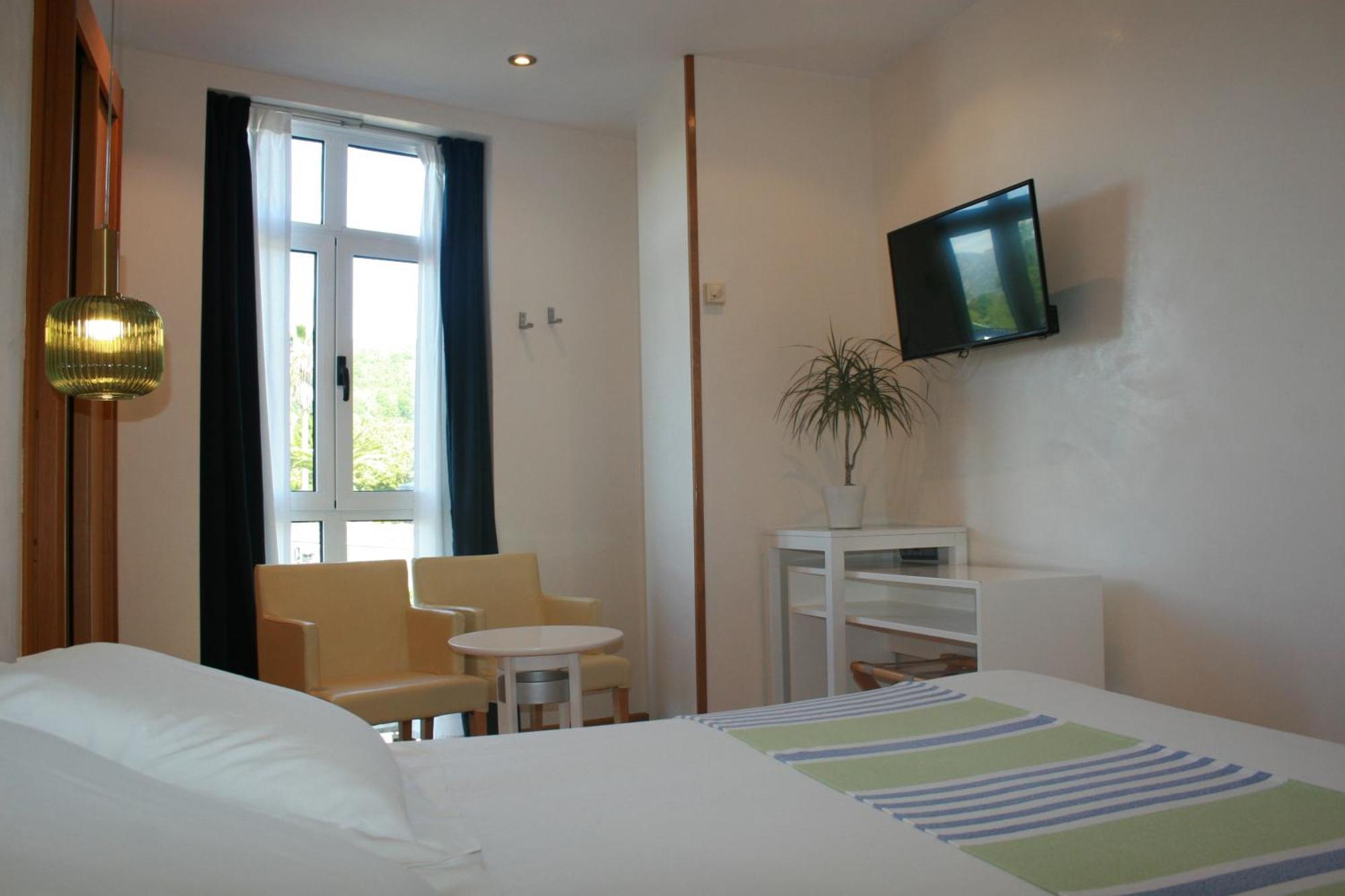 Hotel Nochendi Onís Buitenkant foto
