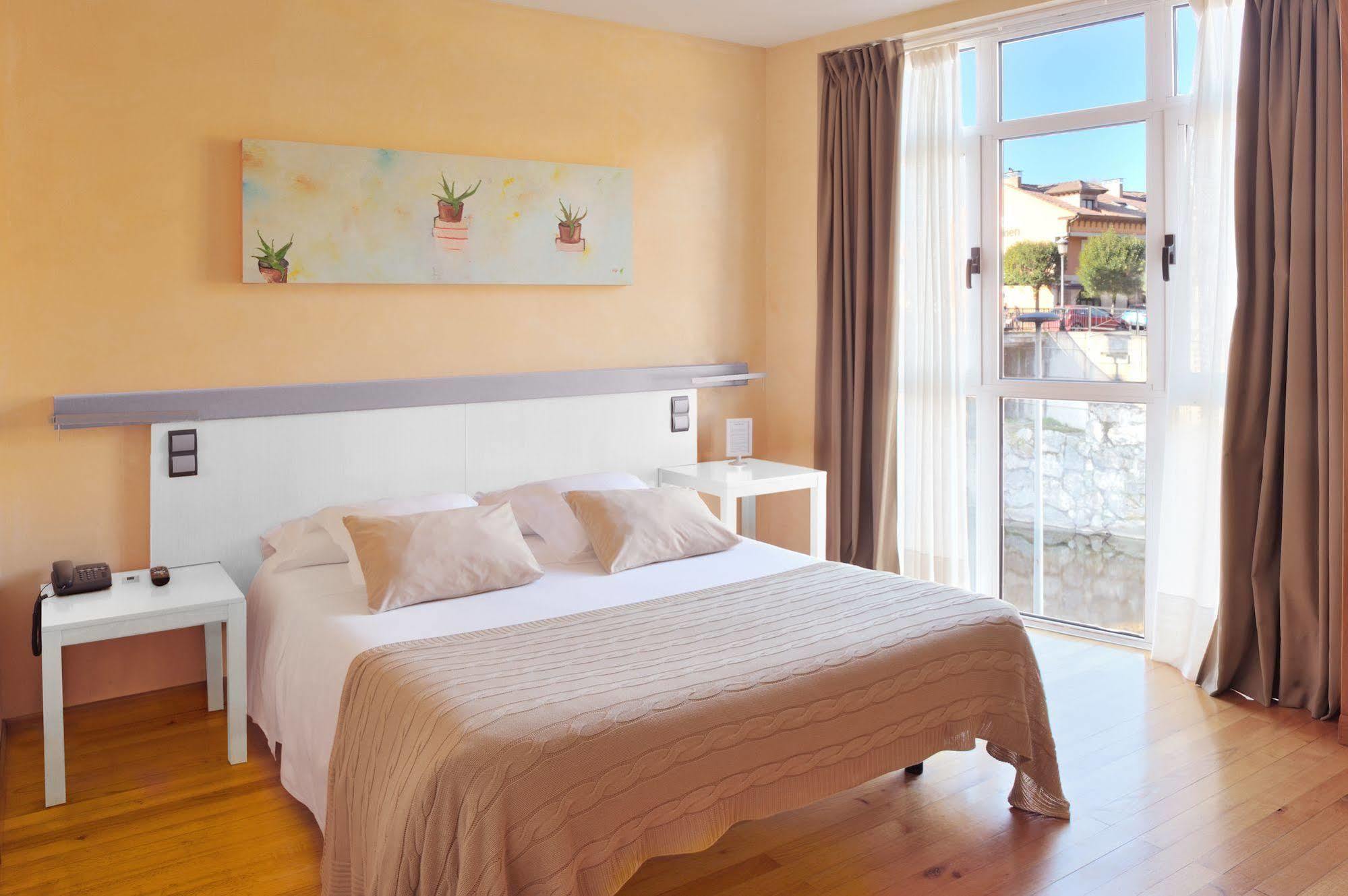 Hotel Nochendi Onís Buitenkant foto